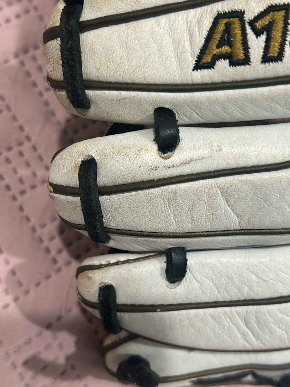 Wilson a1000 fastpitch softball glove - Picture 4 of 9